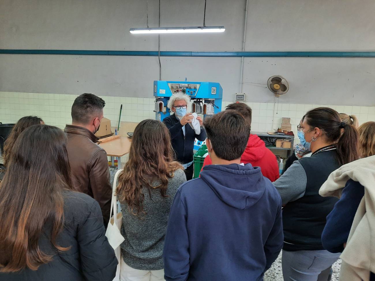 Futuros podólogos de la UCAM visitan la fábrica de  calzado de J’hayber en Elche