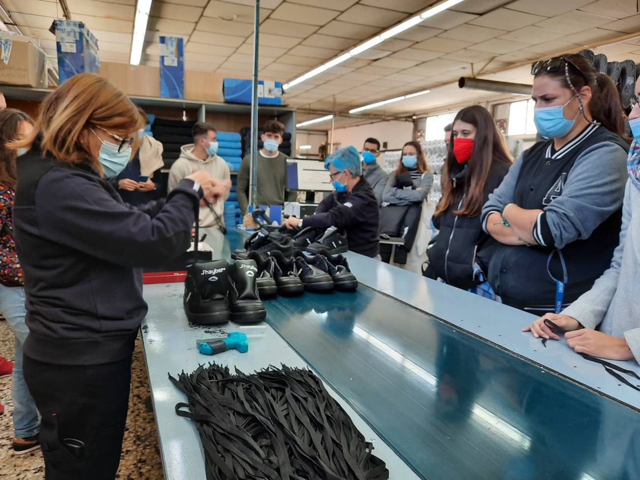 Futuros podólogos de la UCAM visitan la fábrica de  calzado de J’hayber en Elche